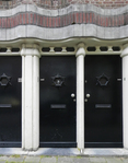De mooie deurpartij. Golvend beton- en metselwerk en fraaie houten kozijnen.
<br/>
Corrie Groen- Pickhard, 2014-04-17